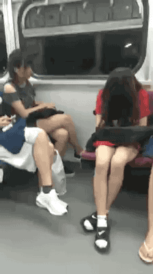 周四搞笑内涵图 在地铁上睡过了青春年华