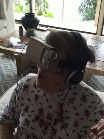古稀之年老奶奶体验VR设备 大喊着玩意真是太有趣了
