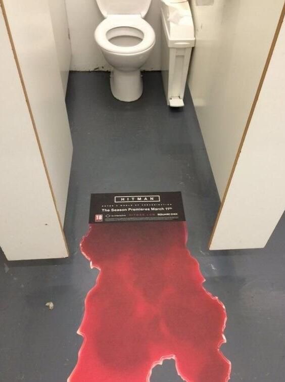 《杀手6》奇葩宣传方法 女厕所门口放一滩大姨妈