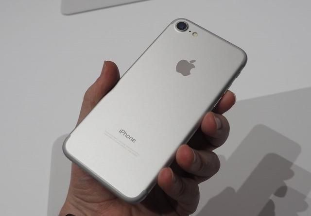 iphone6系列终于停产 苹果或进军中端市场推4000元机型